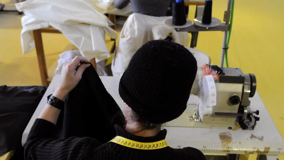 Una reclusa en un taller de costura. AEP