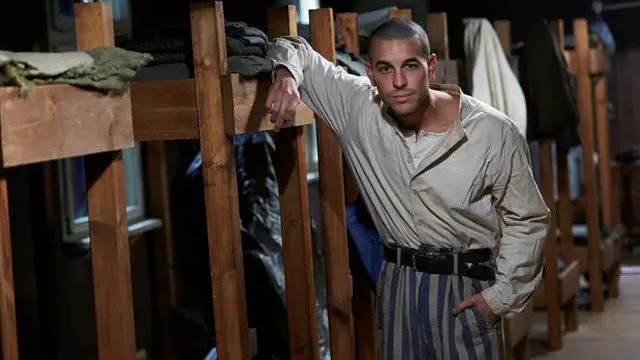 Mario Casas, en el rodaje de 'El fotógrafo de Mauthausen'. ALEJANDRO GARCÍA (EFE)