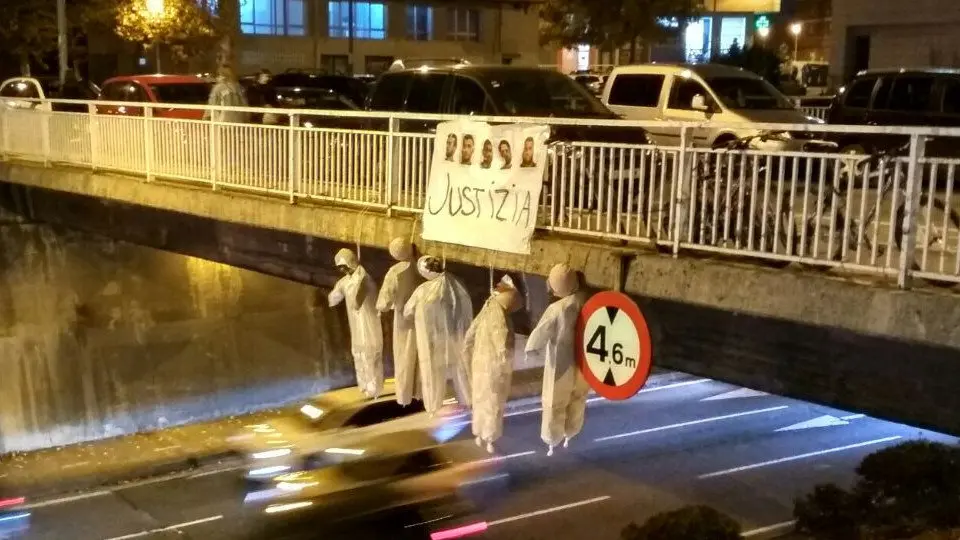 Muñecos que aparecieron en el puente. TWITTER