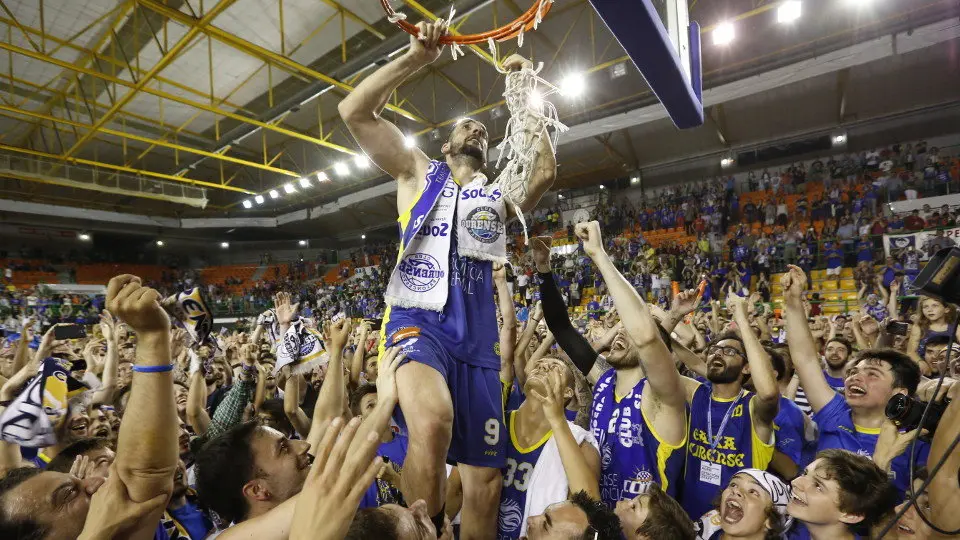 Los jugadores del COB celebran el ascenso en 2015. LR