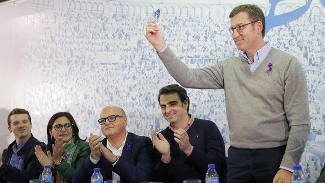 Feijóo muestra su nuevo carné del PP ante 200 nuevos militantes. LAVANDEIRA JR. (EFE)