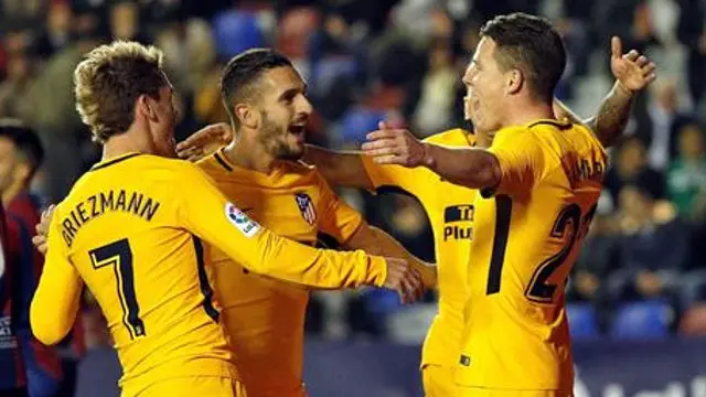 Griezmann, Koke y Gameiro celebran uno de los goles.MANUEL BRUQUE (Efe)