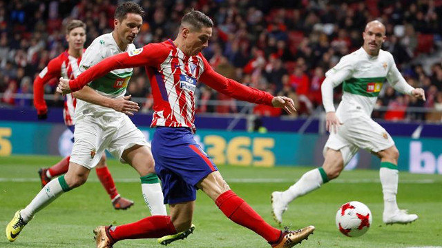 Fernando Torres, con el balón en un momento del partido. JUANJO MARTÍN (EFE)