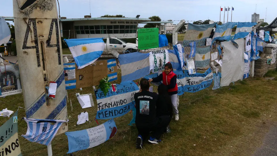 Varias personas visitan el lugar de homenaje a los 44 tripulantes del submarino desaparecido. MAURICIO ARDUIN (EFE)