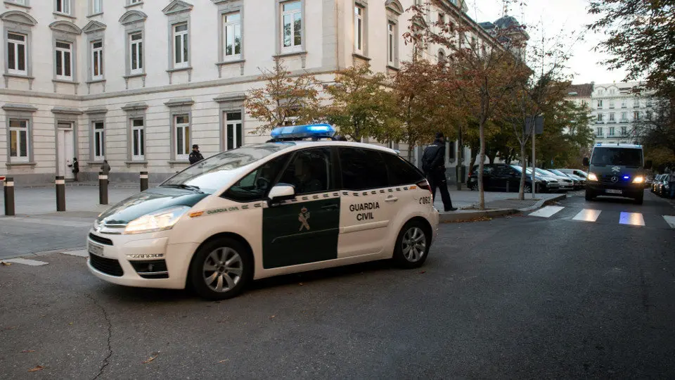 Un furgón llega a la Audiencia Nacional, donde los exconsellers encarcelados y los líderes independentistas Jordi Sánchez y Jordi Cuixart, han sido trasladados desde prisión. LUCA PIERGIOVANNI (EFE)