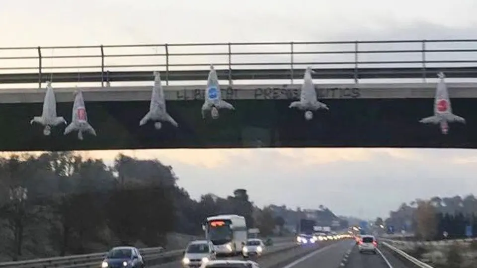 Seis de los muñecos colgados en el puente sobre la autovía C-17. LASEXTA