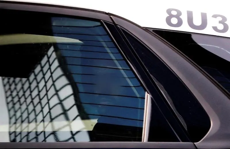 El coche de la Policía que conduce a dos de los cinco miembros de La Manada. VILLAR LÓPEZ (EFE)