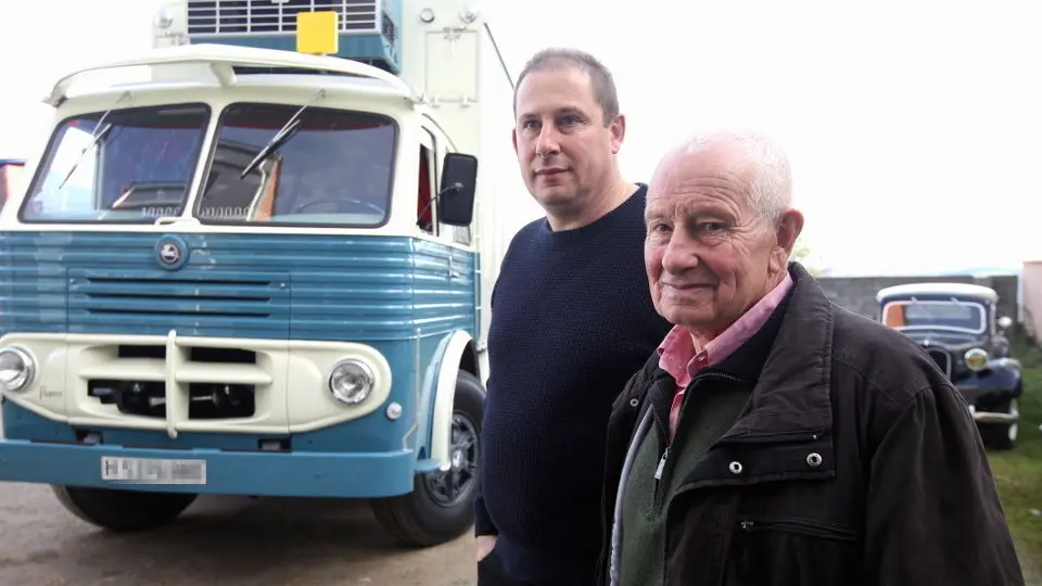 José Fernández (derecha), frente a un camión histórico restaurado por su hijo Modesto (izquierda).J.VÁZQUEZ