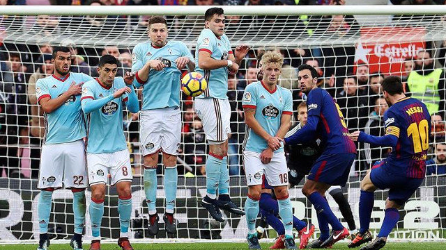 Messi lanza una falta durante el partido ante el Celta.ALEJANDRO GARCÍA (EFE)