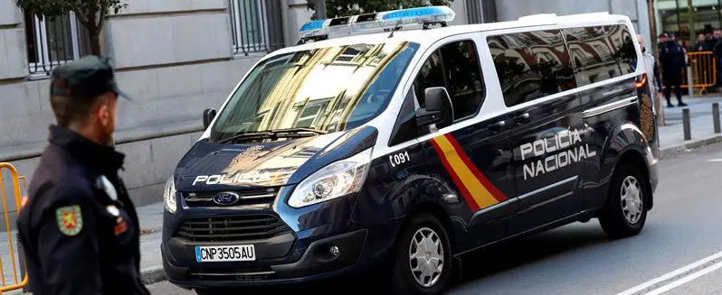 Un furgón policial, a las puertas del Supremo (EFE)