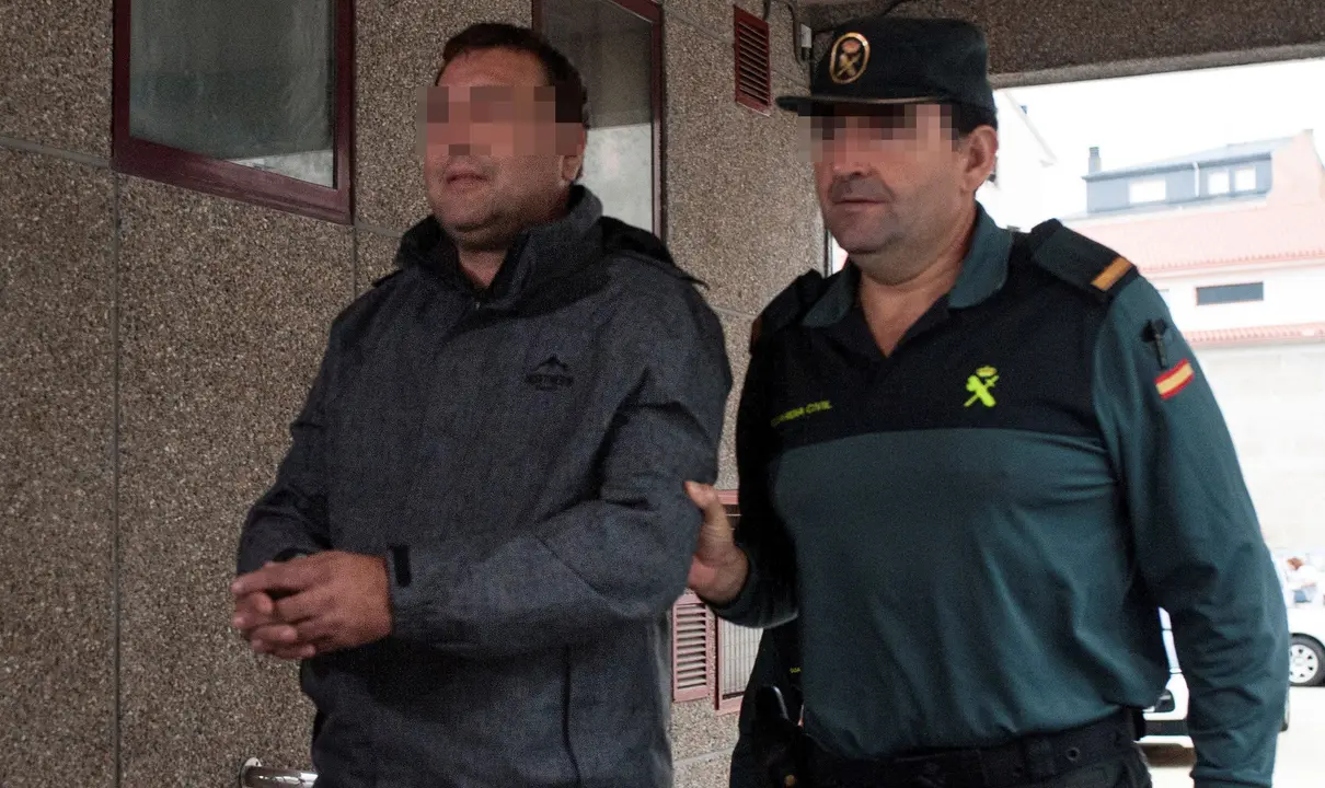 El acusado del incendio en Os Blancos, antes de entrar al juzgado. BRAIS LORENZO