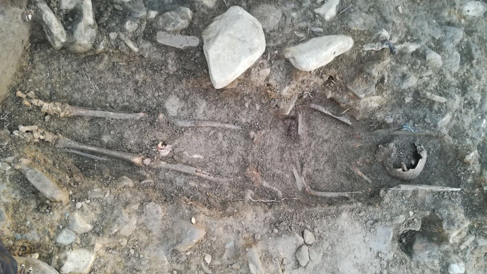 O esqueleto localizado no xacemento arqueolóxico de Cereixa. PROXECTO ARQUEOLÓXICO CASTRO DE SAN LOURENZO