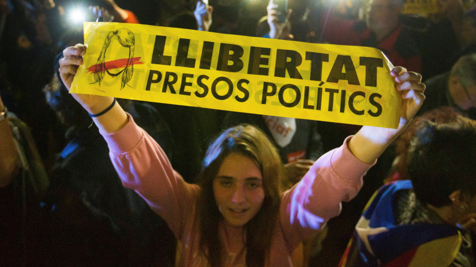 Concentración en Barcelona en apoyo a los políticos encarcelados. ENRIC FONTCUBERTA (EFE)