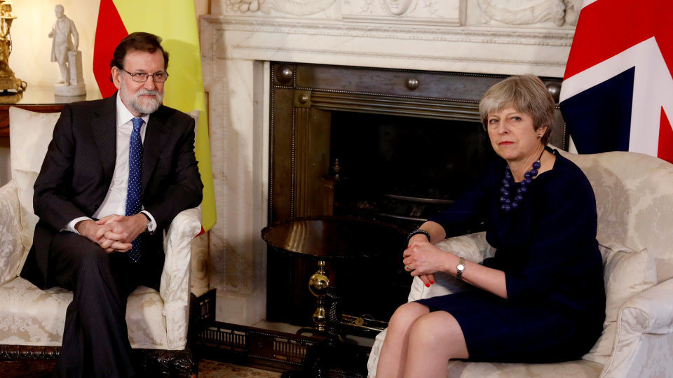 Mariano Rajoy y Theresa May se reunieron en el número 10 de Downing Street.ANDY RAIN (Efe)