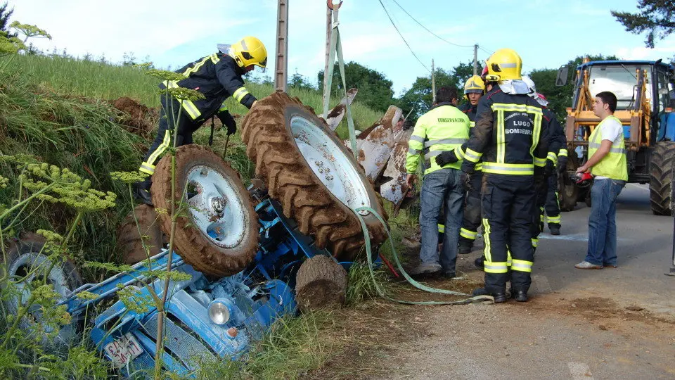 Tractor accidentado. CRISTINA ARIAS (AEP)
