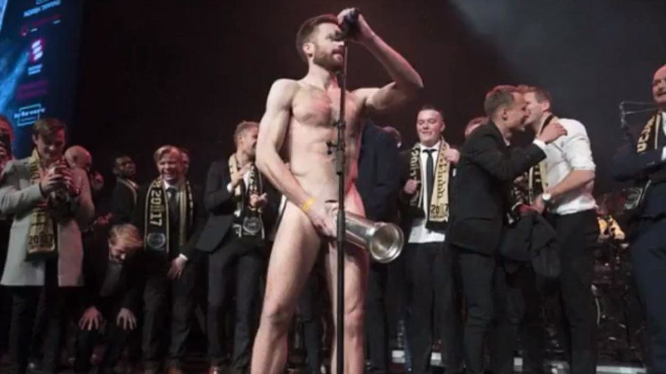 Aleksander Melgalvis desnudo celebrando el triunfo de su equipo