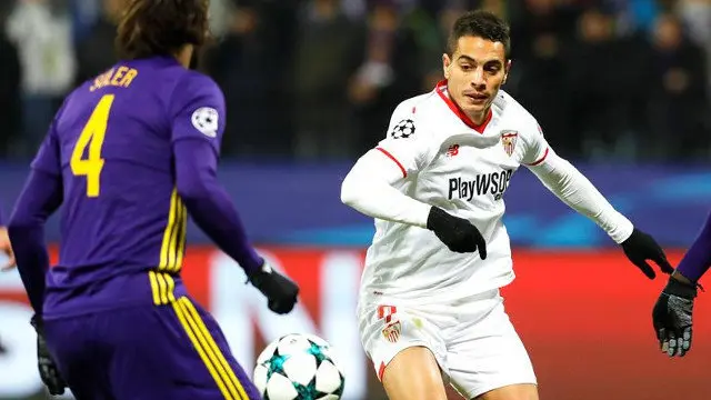 El jugador Wissam Ben Yedder (d) del Sevilla disputa el balón con Marko Suler (i) del Maribor. ANTONIO BAT (EFE)