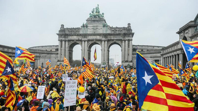 Cientos de manifestantes se concentran en la explanada del Parque del Cincuentenario de Bruselas por la independencia de Cataluña. STEPHANIE LECOCQ (EFE)