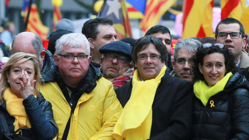 Carles Puigdemont encabeza la manifestación de Bruselas.STEPHANIE LECOCQ (Efe)