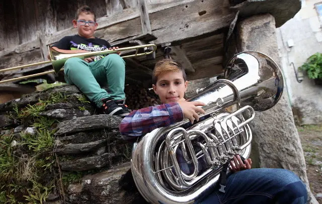 Brais e Xairo López, a xeración máis nova de músicos de Pena. J. VÁZQUEZ