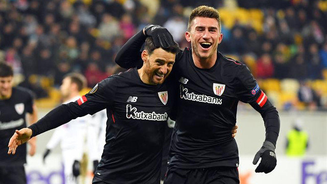 Aritz Aduriz celebra su gol con Aymeric Laporte. MYKOLA TYS (EFE)