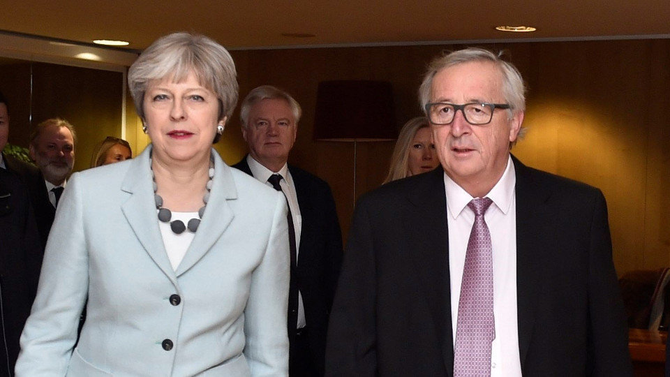 El presidente de la Comisión Europea, Jean-Claude Juncker, y la primera ministra británica, Theresa May. ENRIC VIDAL (EFE)
