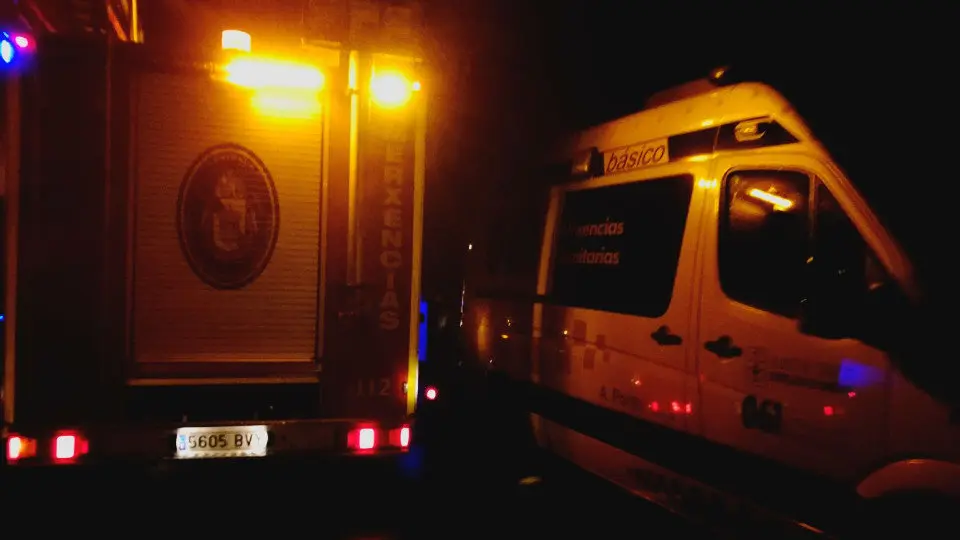 Dispositivo de Emerxencias en la casa de la fallecida en Cuntis. DP