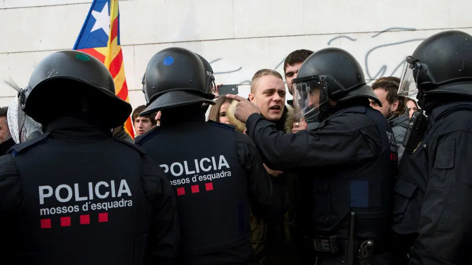 Un grupo de agentes de los Mossos d&#39;Esquadra, durante una actuación. QUIQUE GARCÍA (EFE)