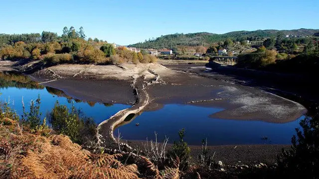 Estado en el que se encuentra el embalse de Eiras que abastece principalmente a Vigo y a los ayuntamientos de su área metropolitana. SALVADOR SAS (EFE)
