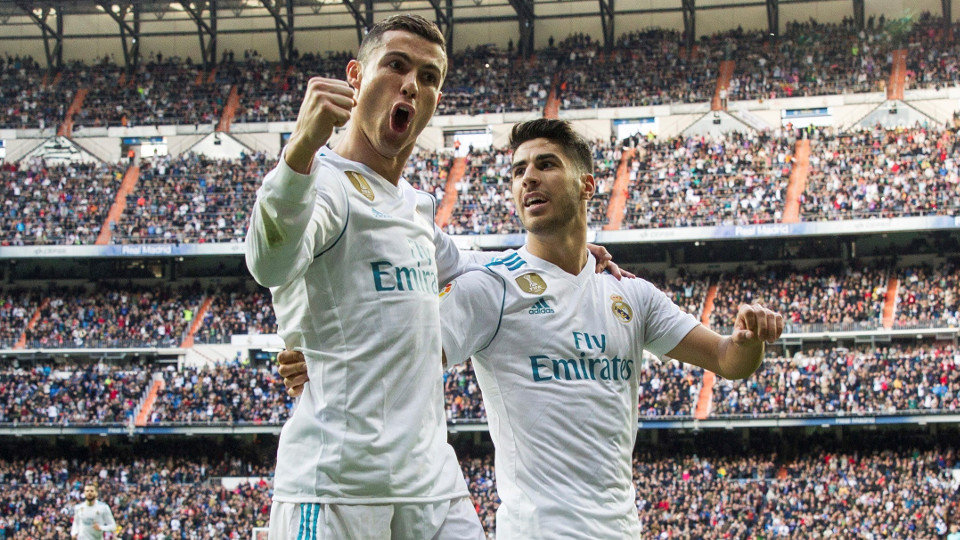 Cristiano Ronaldo y Marco Asensio celebran el primer gol del portugués. RODRIGO JIMÉNEZ (EFE)