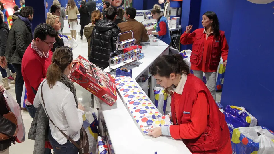 Dos trabajadoras de una tienda de juguetes. RAFA FARIÑA