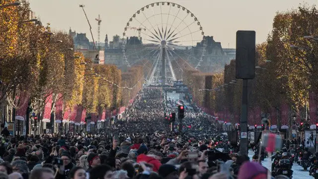 La multitudinaria despedida de Johnny Hallyday en París. CHRISTOPHE PETIT TESSON (EFE)