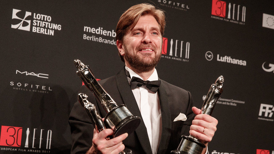 El director de cine sueco Ruben Ostlund posa con los tres premios de la película &#39;The Square&#39;. EFE