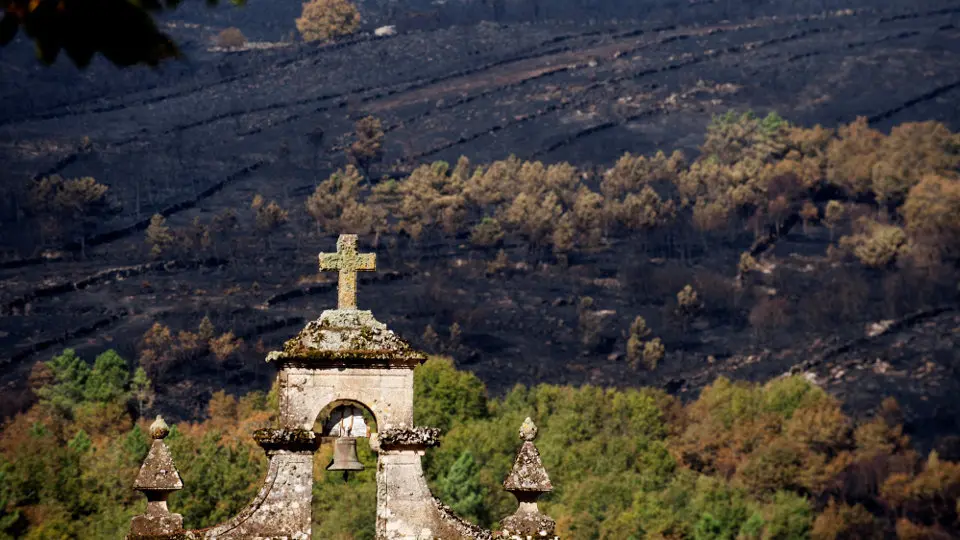 El campanario de la iglesia San Cristovo de Cea del pueblo de A Ventela (Ourense). BRAIS LORENZO