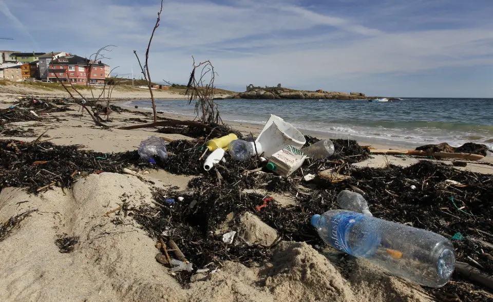 Basura arrastrada por el mar. JOSÉ Mª ÁLVEZ
