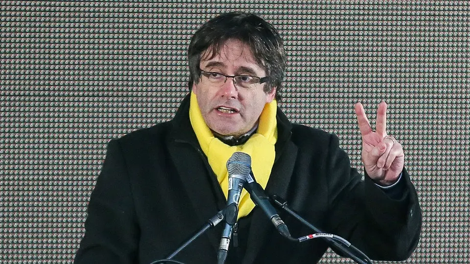 Carles Puigdemont pronuncia su discurso durante la manifestación independentista que se celebró en Bruselas. STEPHANIE LECOCQ (EFE)