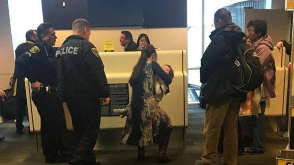 La mujer, en el aeropuerto acompañada por la Policía. EP