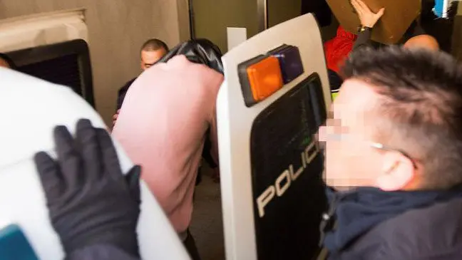 Lo acusados entrando a la casa que compartían durante el registro. PACO SANTAMARÍA