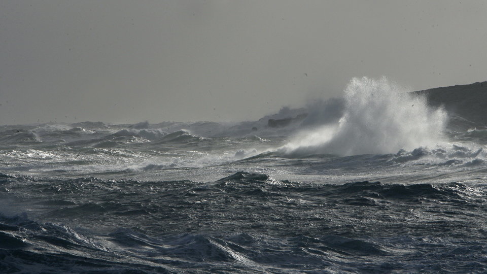 Mar agitado durante un temporal frente a Burela. ANTONIO LÓPEZ