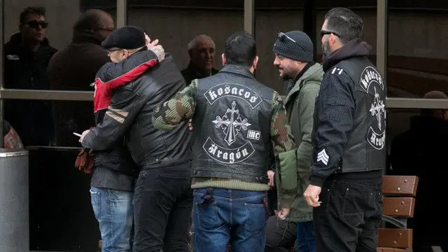 Amigos del hombre que falleció de una paliza por llevar unos tirantes con la bandera de España se abran en su velatorio. JAVIER CEBOLLADA