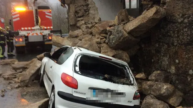 Coche accidentado en Ponte Caldelas. DP