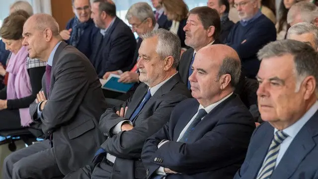 Los expresidentes Manuel Chaves y José Antonio Griñán, y los exconsejeros Gaspar Zarrías y José Antonio Viera, de izquierda a derecha. JULIO MUÑOZ (EFE)