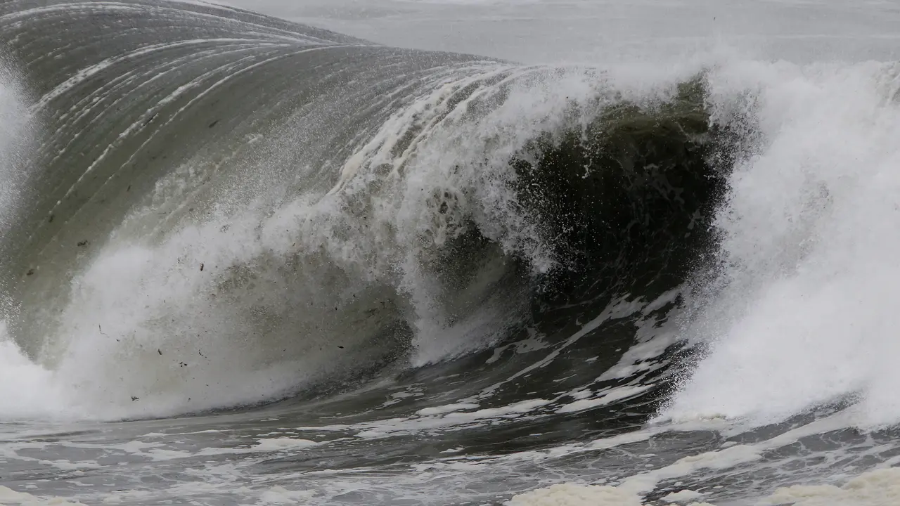 Olas de gran tamaño sacuden el litoral gallego. JMª ÁLVEZ