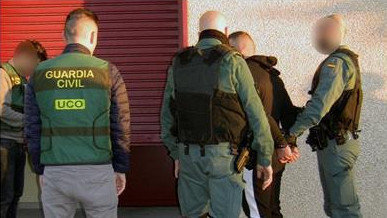 Fotografía facilitada por la Guardia Civil de una operación conjunta con la Policía de Rumanía, coordinada por la Europol y Eurojust, en la que han sido detenidas 11 personas por trata de mujeres con fines de explotación sexual, entre ellos el sucesor de 'Cabeza de cerdo'