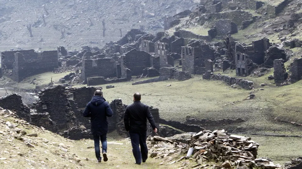 Los restos del viejo Portomarín, al descubierto. XESÚS PONTE