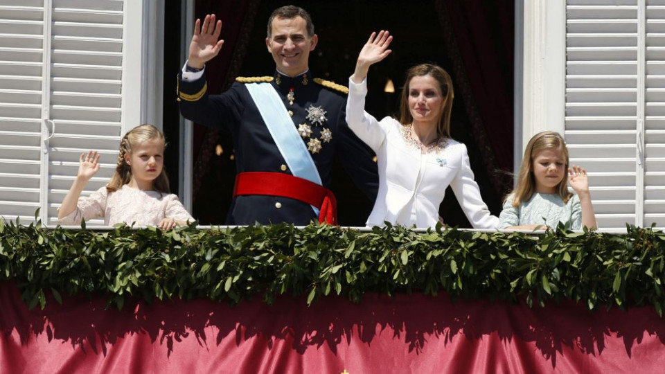 Felipe VI y Letizia, junto a sus hijas Leonor y Sofía, en el balcón del Palacio Real. EFE