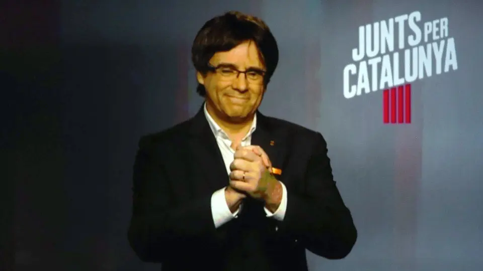 Carles Puigdemont intervino por videoconferencia en un mitin de Junts per Catalunya en Parets del Vallès. TONI ALBIR (EFE)