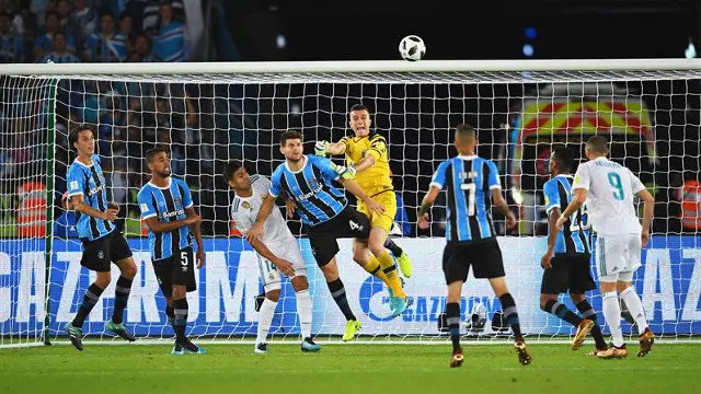 Marcelo Grohe sale de puños para despejar un córner en la final del Mundial de Clubes