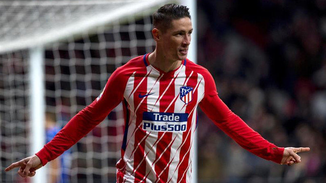 El delantero del Atlético de Madrid Fernando Torres celebra su gol ante el Alavés. RODRIGO JIMÉNEZ (EFE)