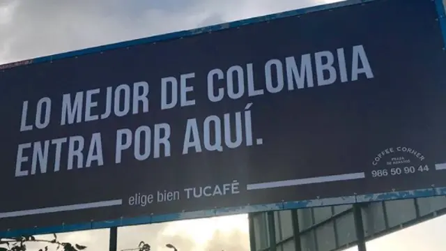 La valla publicitaria que despierta el doble sentido en Vilagarcía de Arousa. Alberfalcon (INSTAGRAM)
